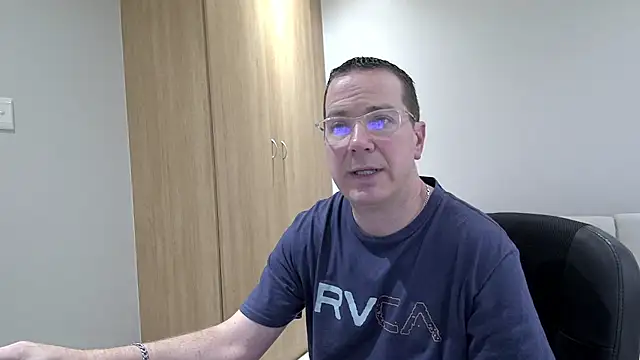 Snapshot of BrettJ81 chatting on 09-28-25, 01:18 BrettJ81 online show from 09-28-25, 01:18