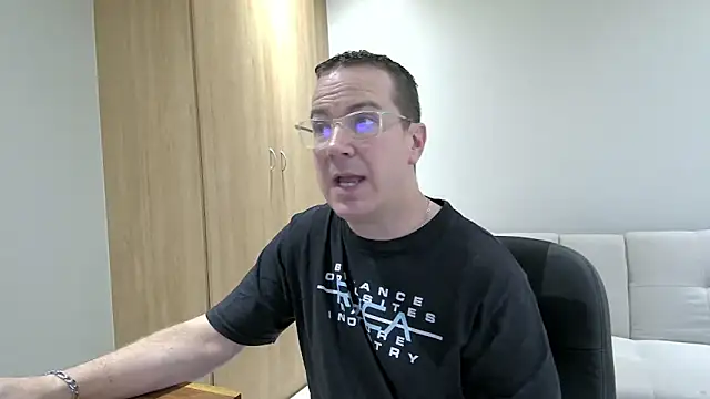 Snapshot of BrettJ81 chatting on 01-06-25, 02:58 BrettJ81 online show from 01-06-25, 02:58