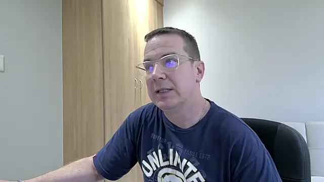 Snapshot of BrettJ81 chatting on 01-11-25, 04:03 BrettJ81 online show from 01-11-25, 04:03