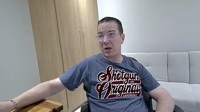 Snapshot of BrettJ81 chatting on 01-07-25, 02:51 BrettJ81 online show from 01-07-25, 02:51