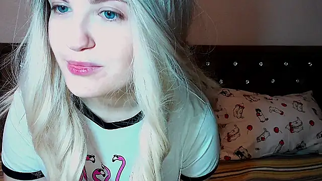Snapshot of Sara4uu chatting on 09-15-25, 12:33 Sara4uu online show from 09-15-25, 12:33