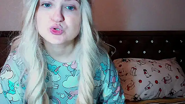 Snapshot of Sara4uu chatting on 09-09-25, 10:52 Sara4uu online show from 09-09-25, 10:52