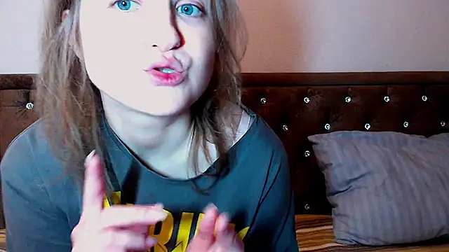 Snapshot of Sara4uu chatting on 02-13-26, 11:05 Sara4uu online show from 02-13-26, 11:05