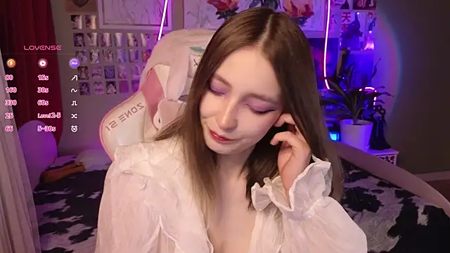 Snapshot of Evie_Ro chatting on 05-02-26, 01:33 Evie Ro online show from 05-02-26, 01:33