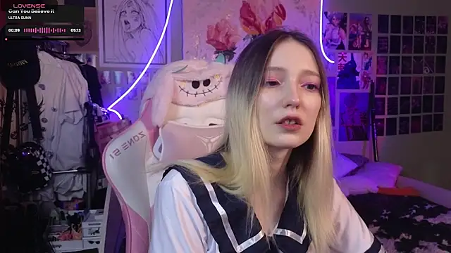 Snapshot of Evie_Ro chatting on 03-11-25, 09:04 Evie Ro online show from 03-11-25, 09:04