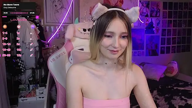 Snapshot of Evie_Ro chatting on 03-06-25, 11:20 Evie Ro online show from 03-06-25, 11:20