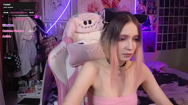 Snapshot of Evie_Ro chatting on 02-23-25, 12:08 Evie Ro online show from 02-23-25, 12:08