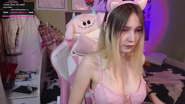 Snapshot of Evie_Ro chatting on 02-17-25, 10:05 Evie Ro online show from 02-17-25, 10:05