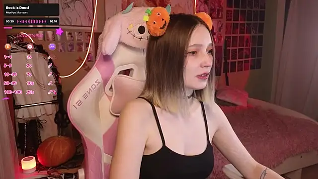 Snapshot of Evie_Ro chatting on 10-28-25, 12:11 Evie Ro online show from 10-28-25, 12:11