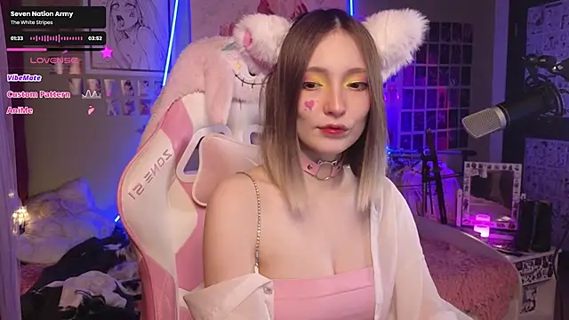 Snapshot of Evie_Ro chatting on 11-22-25, 10:08 Evie Ro online show from 11-22-25, 10:08