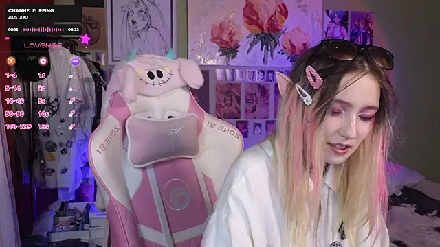 Snapshot of Evie_Ro chatting on 02-19-25, 01:18 Evie Ro online show from 02-19-25, 01:18