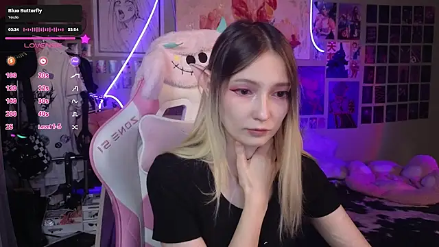 Snapshot of Evie_Ro chatting on 03-22-25, 11:53 Evie Ro online show from 03-22-25, 11:53