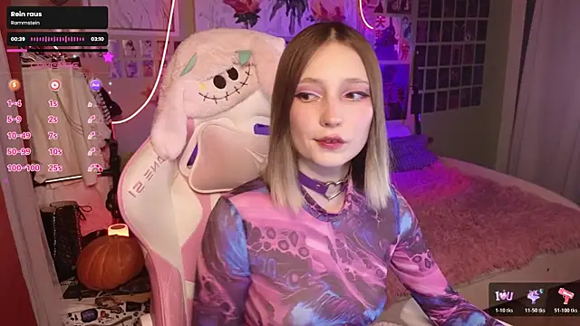 Snapshot of Evie_Ro chatting on 10-24-25, 08:08 Evie Ro online show from 10-24-25, 08:08