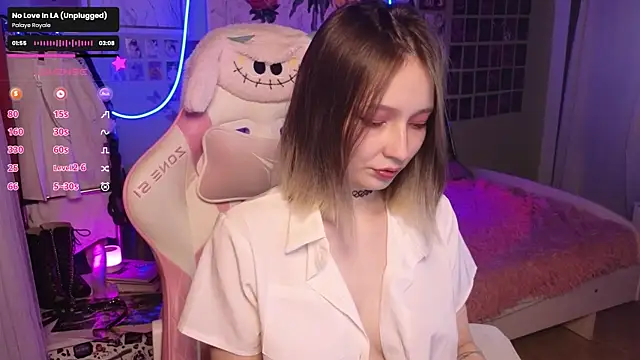 Snapshot of Evie_Ro chatting on 10-17-25, 12:36 Evie Ro online show from 10-17-25, 12:36