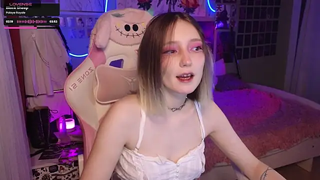 Snapshot of Evie_Ro chatting on 10-17-25, 08:54 Evie Ro online show from 10-17-25, 08:54