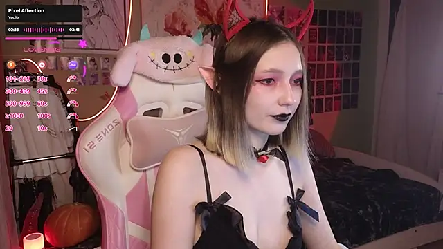 Snapshot of Evie_Ro chatting on 10-28-25, 08:30 Evie Ro online show from 10-28-25, 08:30