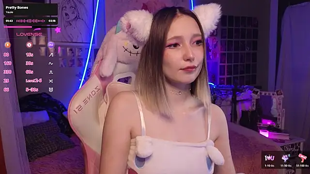 Snapshot of Evie_Ro chatting on 11-08-25, 08:56 Evie Ro online show from 11-08-25, 08:56