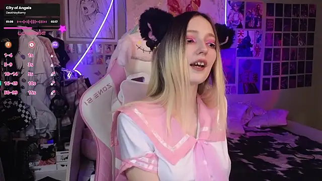 Snapshot of Evie_Ro chatting on 03-19-25, 12:04 Evie Ro online show from 03-19-25, 12:04