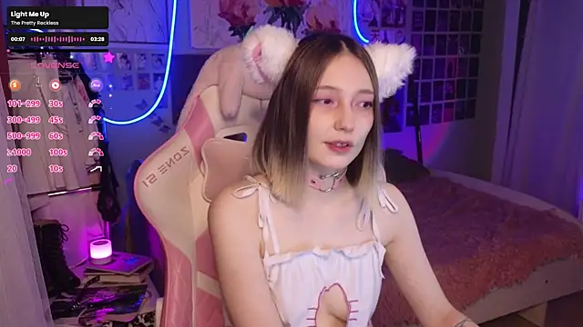 Snapshot of Evie_Ro chatting on 10-13-25, 09:59 Evie Ro online show from 10-13-25, 09:59