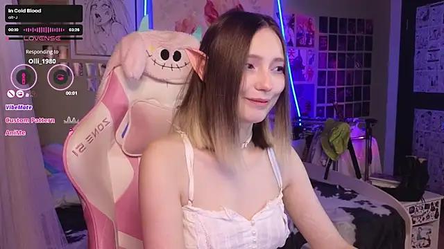 Snapshot of Evie_Ro chatting on 12-16-25, 12:37 Evie Ro online show from 12-16-25, 12:37