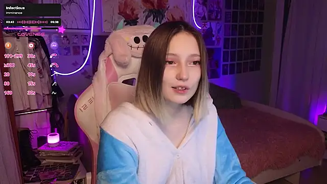 Snapshot of Evie_Ro chatting on 09-24-25, 10:48 Evie Ro online show from 09-24-25, 10:48