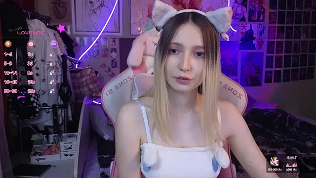 Snapshot of Evie_Ro chatting on 03-01-25, 11:04 Evie Ro online show from 03-01-25, 11:04