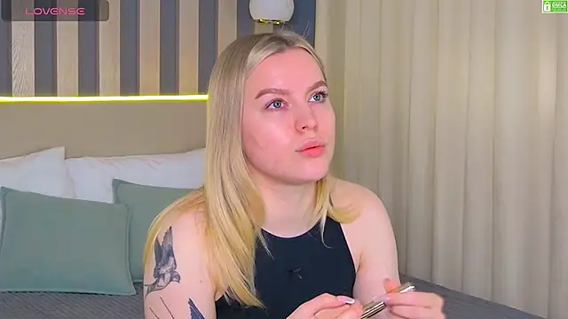 Snapshot of AmaliaBell chatting on 04-16-26, 01:12 AmaliaBell online show from 04-16-26, 01:12