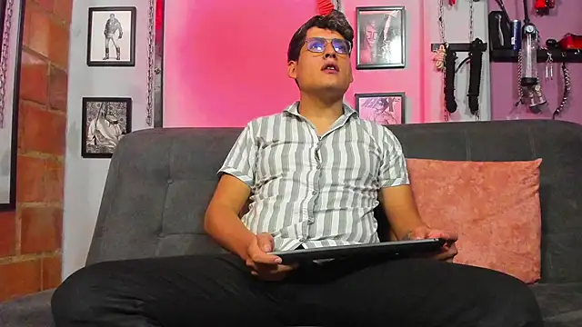 Snapshot of dom2travelersss chatting on 03-17-25, 12:04 dom2travelersss online show from 03-17-25, 12:04