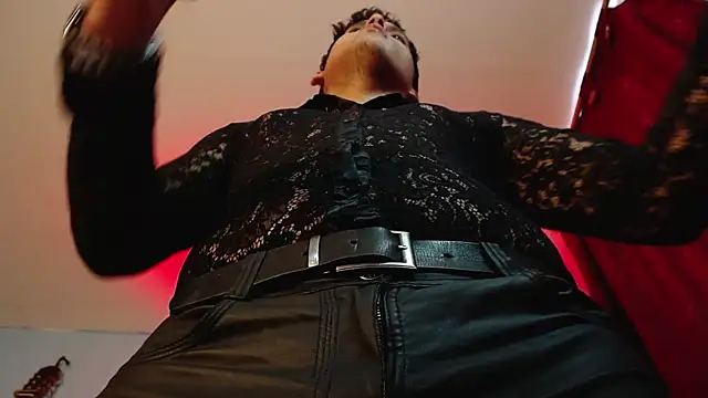 Snapshot of dom2travelersss chatting on 09-19-25, 04:00 dom2travelersss online show from 09-19-25, 04:00