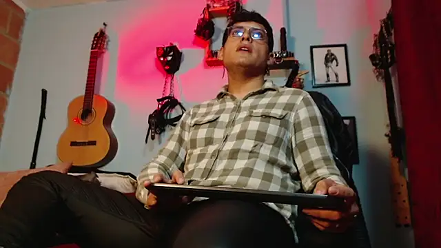 Snapshot of dom2travelersss chatting on 09-15-25, 01:55 dom2travelersss online show from 09-15-25, 01:55