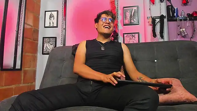 Snapshot of dom2travelersss chatting on 03-16-25, 09:16 dom2travelersss online show from 03-16-25, 09:16