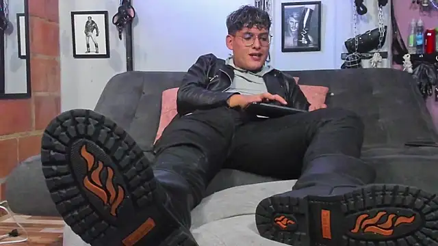 Snapshot of dom2travelersss chatting on 02-16-25, 10:22 dom2travelersss online show from 02-16-25, 10:22