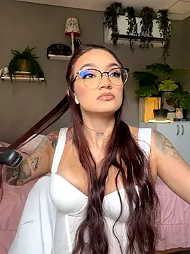 Snapshot of DaniDusan_ chatting on 09-21-25, 06:13 DaniDusan  online show from 09-21-25, 06:13