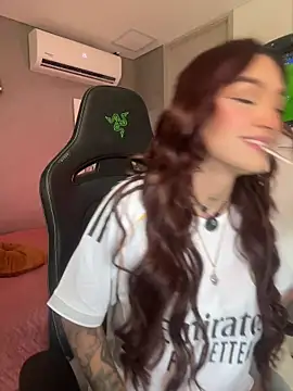 DaniDusan  online show from 04-07-26, 07:48