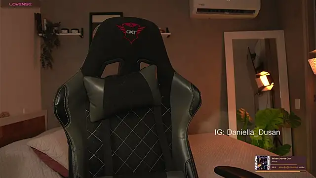 Snapshot of DaniDusan_ chatting on 01-06-25, 10:26 DaniDusan  online show from 01-06-25, 10:26