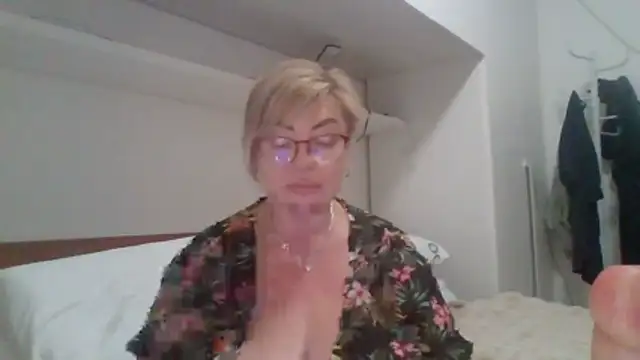 Snapshot of LindaL chatting on 11-18-25, 12:19 LindaL online show from 11-18-25, 12:19