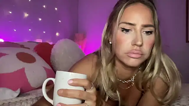 Snapshot of Fitnessbabe69 chatting on 03-21-25, 08:28 Fitnessbabe69 online show from 03-21-25, 08:28