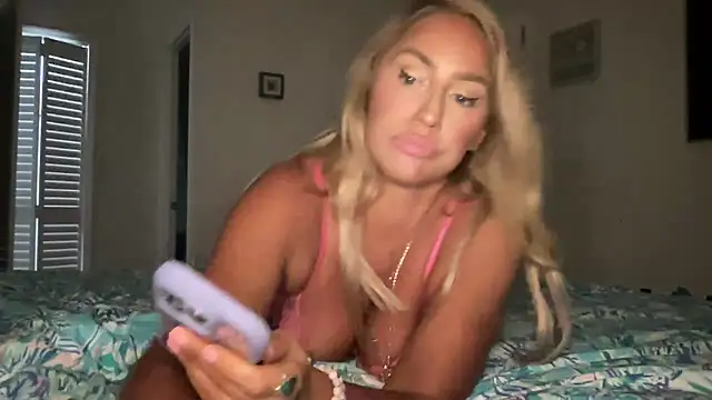 Snapshot of Fitnessbabe69 chatting on 09-25-25, 07:25 Fitnessbabe69 online show from 09-25-25, 07:25