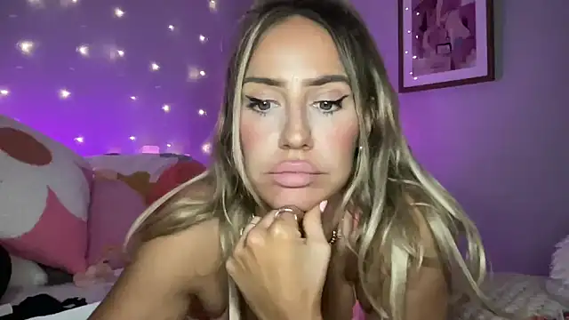 Snapshot of Fitnessbabe69 chatting on 03-21-25, 11:33 Fitnessbabe69 online show from 03-21-25, 11:33